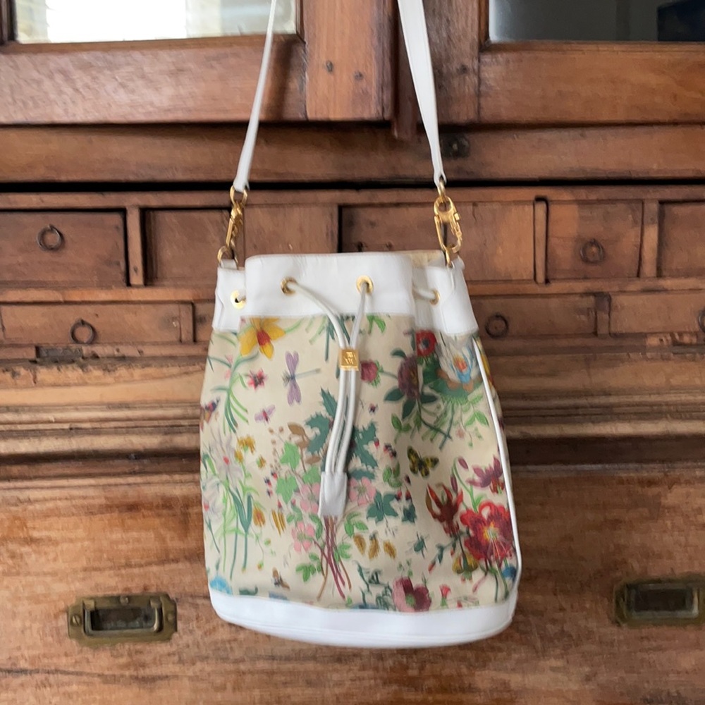Beautiful Gucci summer handbag.